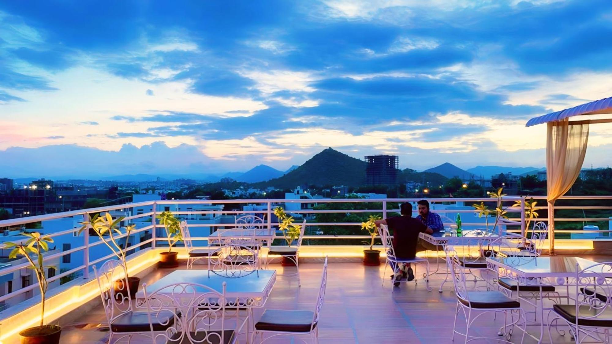 Hotel The Celebration By Amod Best Hotel & Rooftop อุเดเปอร์ ภายนอก รูปภาพ