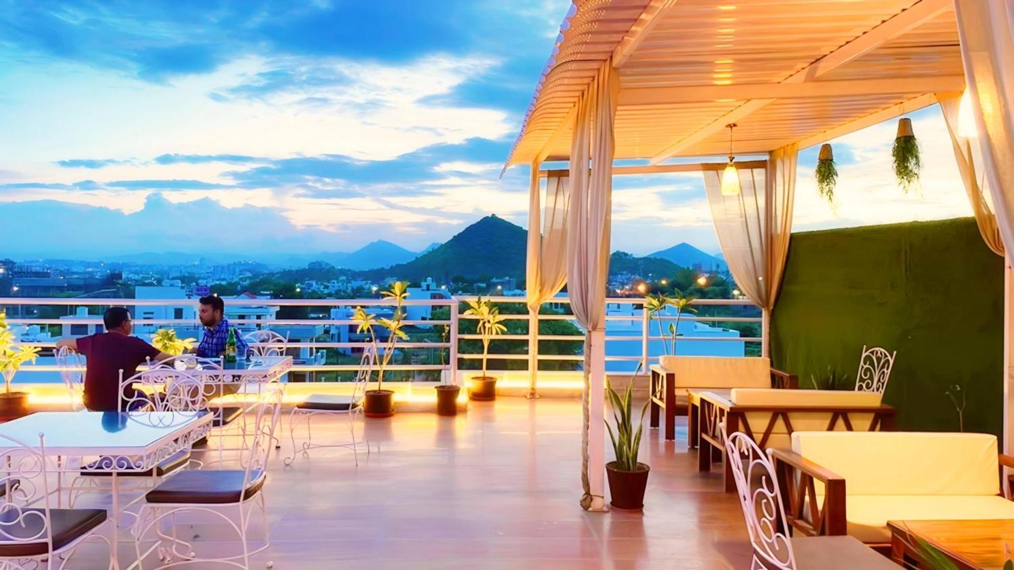 Hotel The Celebration By Amod Best Hotel & Rooftop อุเดเปอร์ ภายนอก รูปภาพ