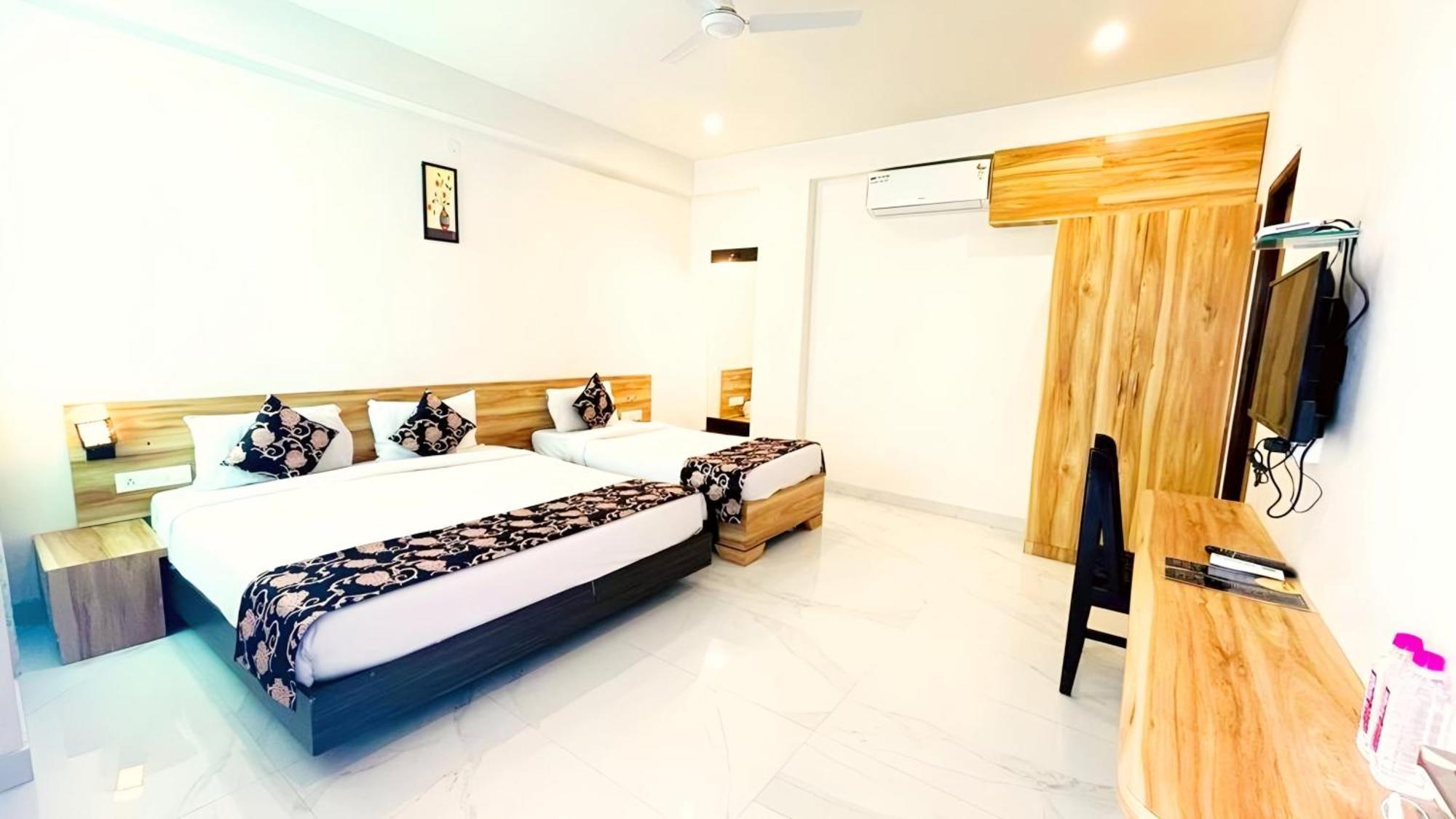 Hotel The Celebration By Amod Best Hotel & Rooftop อุเดเปอร์ ภายนอก รูปภาพ