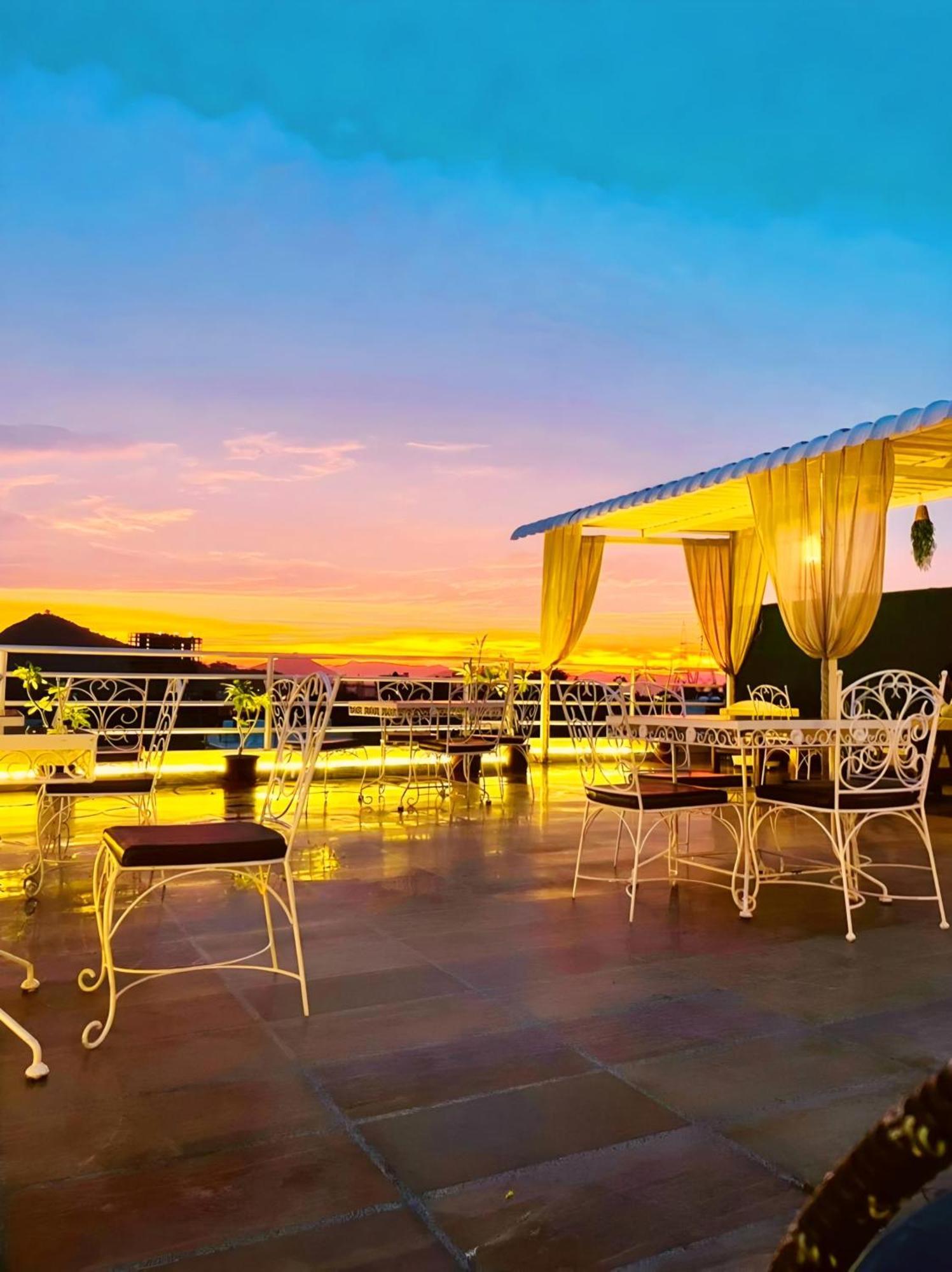 Hotel The Celebration By Amod Best Hotel & Rooftop อุเดเปอร์ ภายนอก รูปภาพ